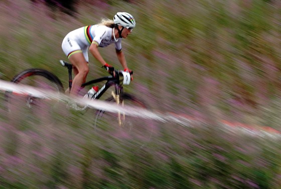 výcarská bikerka Jolanda Neffová bojuje se zalesnnou tratí.