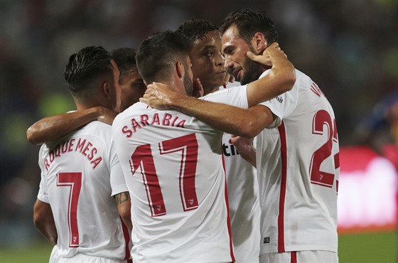 Fotbalisté Sevilly slaví branku v zápase o španělský Superpohár proti Barceloně.
