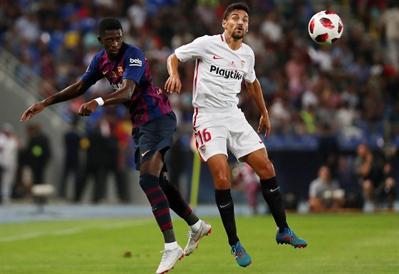 Ousmane Dembélé z Barcelony a Jesus Navas ze Sevilly bojují o mí.