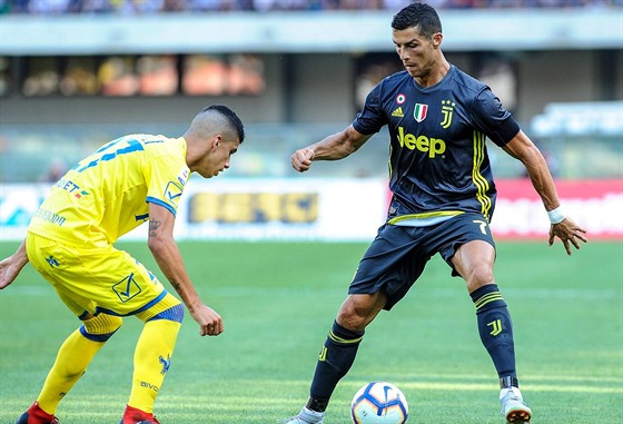 Cristiano Ronaldo z Juventusu (vpravo) se snaží vyzrát na Fabia Depaoliho z...