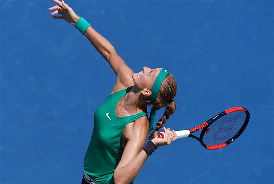 Petra Kvitová podává v semifinále turnaje v Cincinnati.