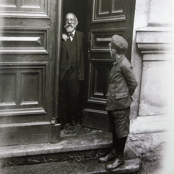 Johann Haupt ve dveích domu v Hluboké ulici, kde ml ateliér.