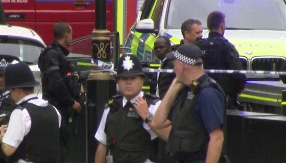 Policisté zatýkají mue, který v úterý ped budovou britského parlamentu najel...