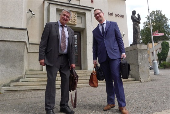 Obžalovaný projektant Pavel Škorpil (vlevo) se svým advokátem před budovou...