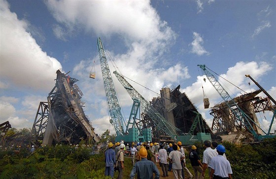 Bhem stavby mostu Can Tho ve Vietnamu se 26. z 2007 ztila...