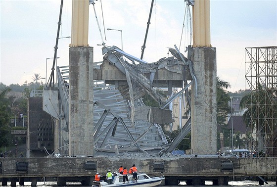 Katastrofa mostu Mahakam II. v Indonsii, kter postavili v roce 2002 podle...