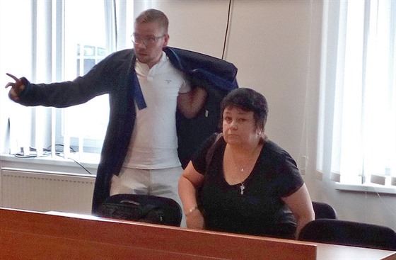 Renata Vidršperková se svým obhájcem u soudu. (15. srpna 2018)