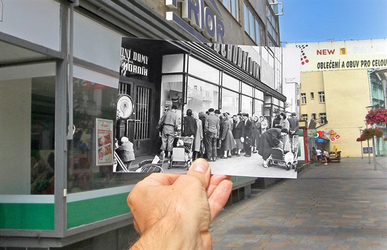 Lidé si prohlíejí výlohu ostravského obchodního domu Horník se zboím oznaeným novými cenami po státem vyhláené mnové reform. (3. ervna 1953)