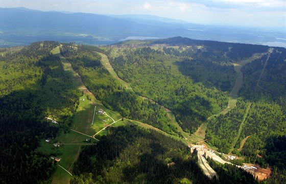 Rakouský lyaský areál Hochficht, kam kadou zimu míí desítky tisíc ech. Nejastji vyuívají silnici od Nové Pece.