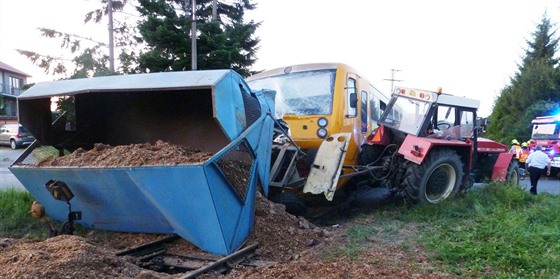 Traktor vjel na Písecku na železniční přejezd v době, kdy tudy projížděl vlak.