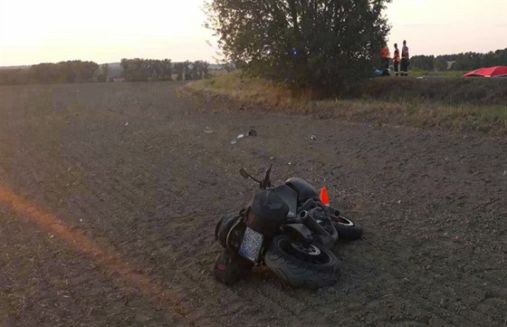 Dva motorkáři havarovali na Písecku. Jeden nepřežil náraz do stromu.