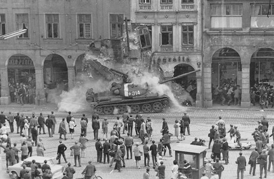 Sovětský tank narazil do podloubí domu na náměstí v Liberci. Přímo pod troskami...
