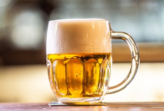 Nejtypičtější způsob čepování piva je „na hladinku“, kdy krémová pěna sahá...