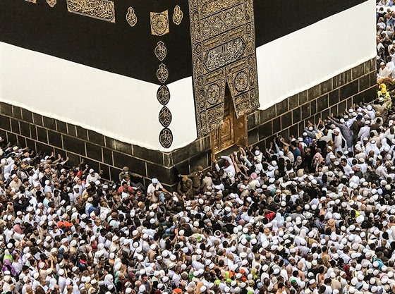 Muslimští poutníci se modlí v Mekce (17. srpna 2018)