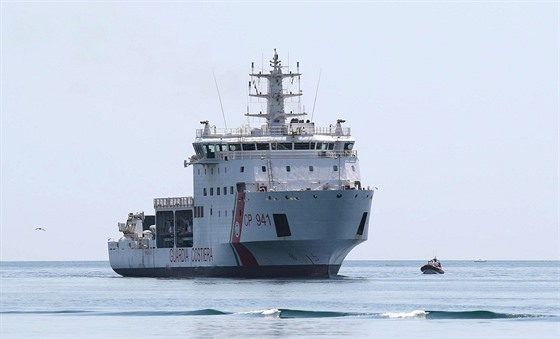 Záchranáská lo Diciotti eká na dalí pokyny u italského ostrova Lampedusa....