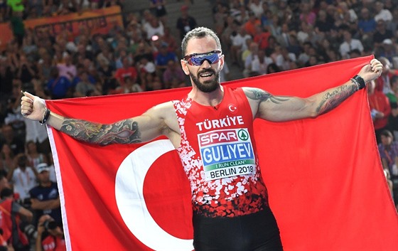 Ramil Gulijev slaví na evropském šampionátu v Berlíně s tureckou vlajkou triumf...