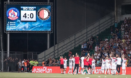 Fotbalisté Trenína slaví drtivé vítzství na Feyenoordem Rotterdam.