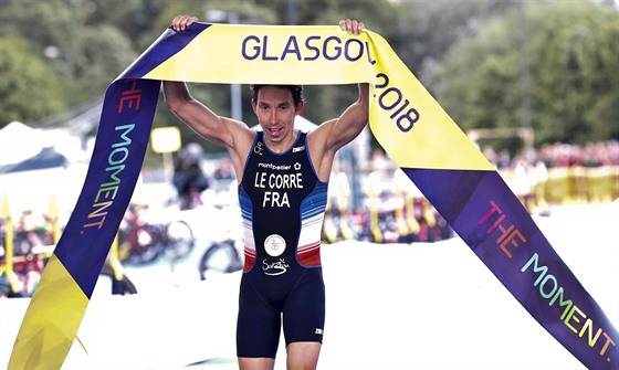 Francouzský triatlonista Pierre Le Corre slaví triumf na mistrovství Evropy v...