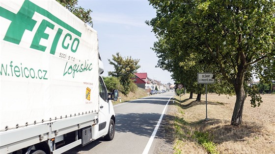 Řidiči nákladních aut si po úzké cestě do Olšan u Prostějova a Lutína na...