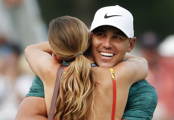 Brooks Koepka objal svou pítelkyni Jenu Simsovou po triumfu na PGA...