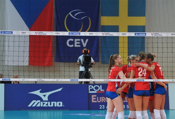 České volejbalistky během kvalifikačního zápasu se Švédskem.