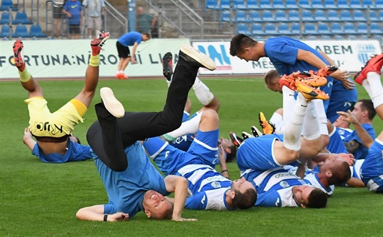 Fotbalisté Ústí nad Labem slaví vítzství.