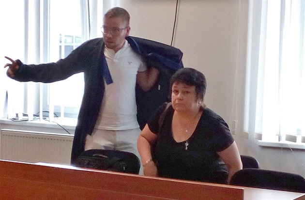 Renata Vidrperková se svým obhájcem u soudu. (15. srpna 2018)