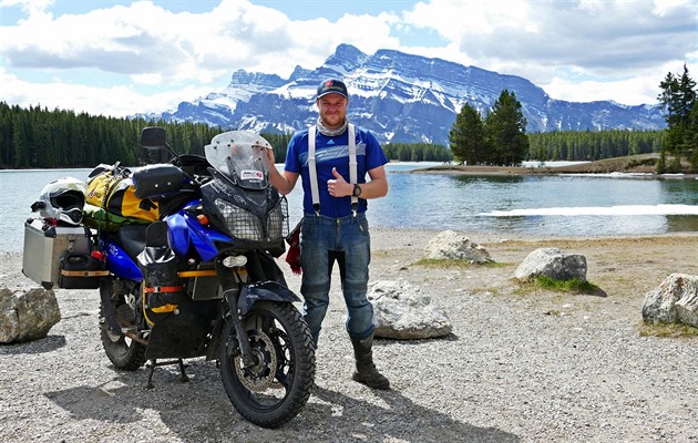 Pavel Pondlík s motorkou v kanadském parku Banff
