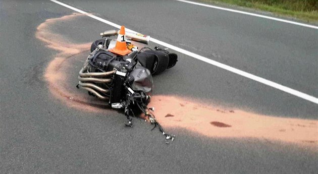 Nehoda motorky a automobilu se stala v sobotu veer v Ostruné na Jesenicku...