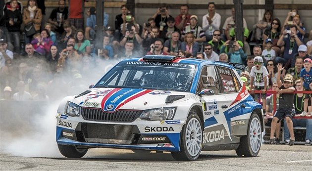 Jan Kopecký a Pavel Dresler jezdí ve �kod� Fabii R5 v barvách odkazujících na...