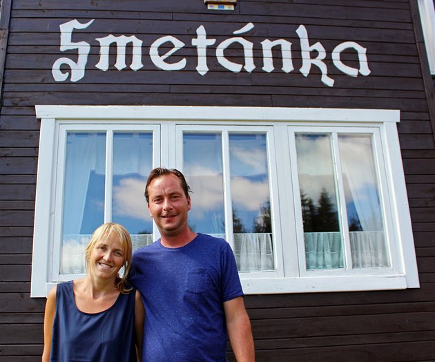 Chatu Smetánka provozují Petr Cink Petr Cink s pítelkyní Andreou Brahovou.