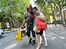 Italští hasiči evakuují domy pod Morandiho mostem v Janově (16. srpna 2018) 