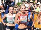 Vytrvalkyn pi maratonu na mistrovství Evropy v Berlín. Vlevo v erveném je...
