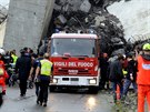 Italtí záchranái pátrají po obtech zíceného dálniního mostu v...