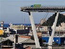 Trosky zíceného mostu v italském Janov. idii zeleného kamionu supermarketu...