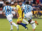 Álvaro Morata z Chelsea (ve žlutém) se snaží uprchnout trojici protihráčů z...