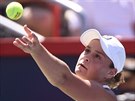 Australanka Ashleigh Bartyová podává v semifinále turnaje v Montrealu