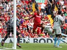 Daniel Sturridge z Liverpoolu (v červeném) střílí branku do sítě West Hamu.
