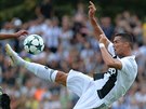 Cristiano Ronaldo si akrobaticky zpracovává míč v prvním zápase za Juventus.