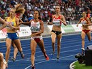 Česká běžkyně Diana Mezuliáníková (třetí zprava) dobíhá do cíle závodu na 1500...