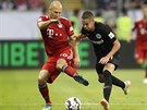 Arjen Robben z Bayernu Mnichov (vlevo) a Mijat Gainovi z Frankfurtu bojují o...