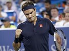 Švýcarský tenista Roger Federer se raduje z výhry nad krajanem Stanem Wawrinkou...