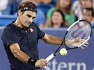 Švýcar Roger Federer se soustředí na bekhendový volej ve čtvrtfinále turnaje v...