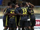 Fotbalisté Juventusu společně oslavují gól do sítě Chieva.