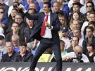 Trenér Arsenalu Unai Emery gestikuluje bhem utkání svého týmu s Chelsea.
