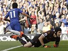 Pedro z Chelsea (v modrém) obíhá slavit poté, co překonal brankáře Arsenalu...