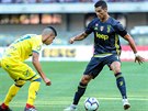 Cristiano Ronaldo z Juventusu (vpravo) se snaí vyzrát na Fabia Depaoliho z...