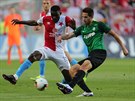 Michael Ngadeu ze Slavie (vlevo) v utkání proti Jablonci