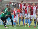 Fotbalisté Jablonce (v zeleném) zahrávají volný pímý kop v utkání proti Slavii.