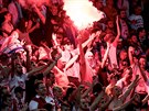 Fanoušci Slavie povzbuzují pražský tým v utkání proti Jablonci.